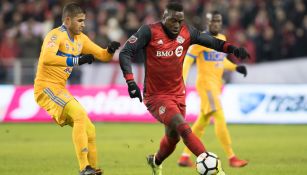 Altidore controla un balón en el juego frente a Tigres 