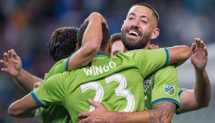 Dempsey y sus compañeros festejan con todo el gol