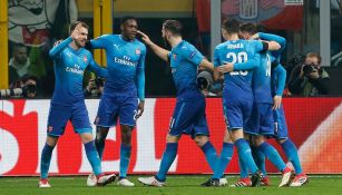 Jugadores del Arsenal celebran gol contra Milan 