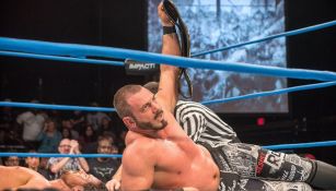 Austin Aries festeja el triunfo