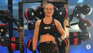 Valentina Shevchenko posa para fotografía después de entrenar artes marciales mixtas