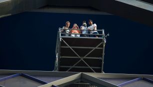 Clavadistas observan la fosa en la Torre Bancomer