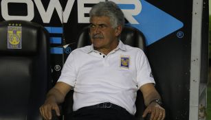 Ricardo Ferretti en un partido de Tigres