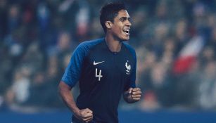 Varane celebra una anotación con el nuevo jersey