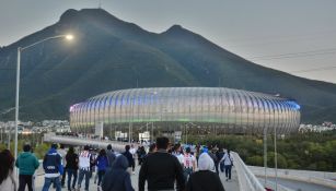 Aficionados de Rayados arriban al Estadio BBVA Bancomer