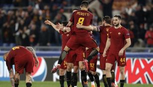 Jugadores de la Roma festejan pase a Cuartos