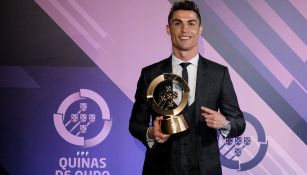 Cristiano sostiene el premio en Portugal 