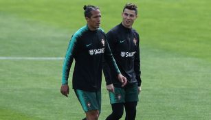 Cristiano camina junto a Bruno Alves