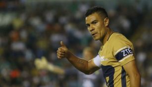 Pablo Barrera levanta el pulgar en un juego de Pumas