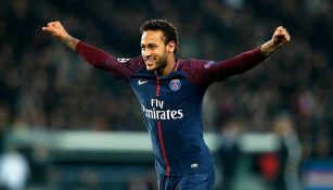 Neymar festeja una anotación con el PSG