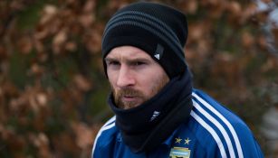 Messi observa atento la práctica de la Selección Argentina 