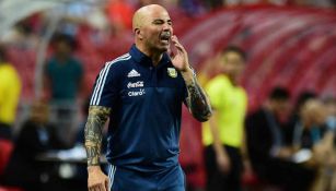 Sampaoli da instrucciones en un juego con la Albiceleste