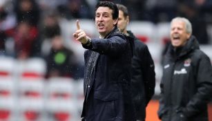 Unai Emery da indicaciones a sus jugadores en la Ligue 1