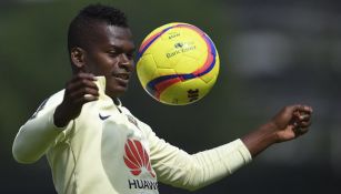 Darwin Quintero domina el balón en un entrenamiento