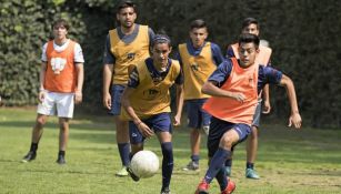 Jugadores de Pumas disputan el balón