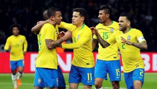 Jugadores de Brasil celebran gol de Gabriel