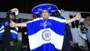 Seguidor de Cruz Azul, a las afueras del Estadio Azteca