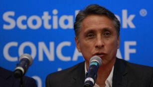 Manuel Negrete habla en un evento público