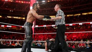 Seth Rollins entra con el maletín de Money In The Bank