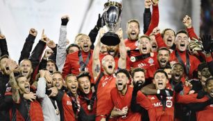 Jugadores del Toronto levantan el trofeo de la MLS