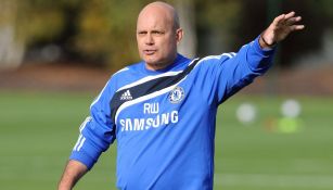 Wilkins da instrucciones a sus jugadores durante su paso por Chelsea