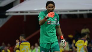 Jesús Corona en el partido contra América