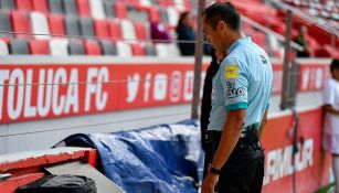 Luis Enrique Santander hace uso del VAR en la Final Sub 13