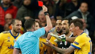 Jugadores de la Juve reclaman penalti en contra 