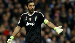 Gianluigi Buffon reclama jugada en el duelo contra Real Madrid