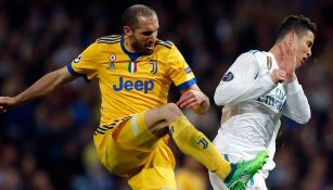 Chiellini pelea un balón frente a CR7