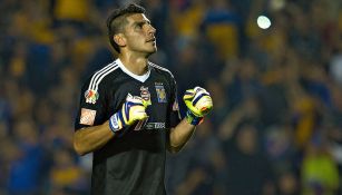 Nahuel Guzmán celebra una anotación con Tigres