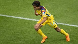 Diego Lainez controla el balón en el duelo contra Rayados