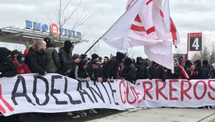 Seguidores de Toronto alientan a su equipo fuera del BMO Field