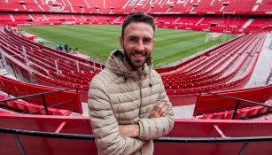 Layún posa en el estadio Sánchez-Pizjuán