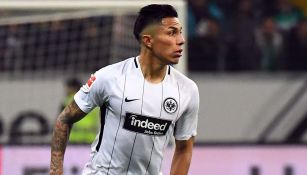 Carlos Salcedo disputa un juego con el Eintracht Frankfurt