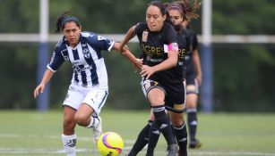 Diana Evangelista y Liliana Mercado pelean un balón en un Clásico regio