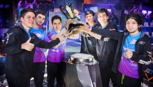 Los jugadores de Rainbow7, posando con la copa de la LLN