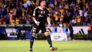 Nahuel Guzmán, durante un juego con Tigres