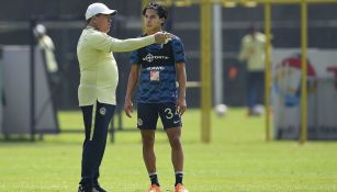 Herrera da indicaciones a Lainez en entrenamiento