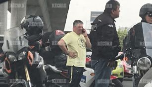 Miguel Herrera habla por teléfono en el lugar del accidente 