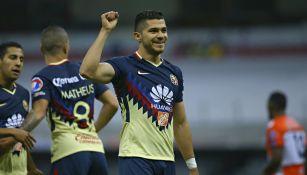 Henry Martín festeja gol con América en Concacaf