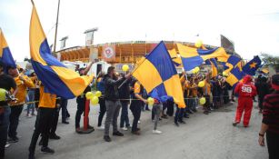 Aficionados de Tigres conviven previo al Clásico Regio 