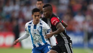 Aboagye pelea un balón contra Pachuca