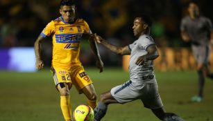 Aquino y Pabón pelean por el balón en el Universitario 