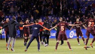 Barcelona festeja al ganar el título de La Liga