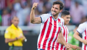 Alanís celebra una anotación con Chivas en Concacaf 