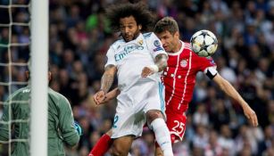 Marcelo disputa un balón con Müller