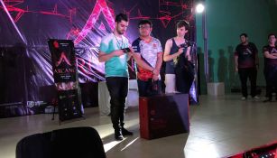 MKLeo, junto a Mr. R y Captain L al final del torneo en Arcane 2018