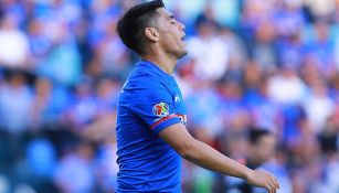 José Madueña se lamenta en un partido con Cruz Azul