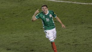 Héctor Herrera festeja gol con el Tri